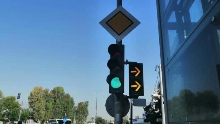 Ήρθε το 1ο «έξυπνο» φανάρι στην Ελλάδα: Γράφει κλήση αν περάσουμε με κόκκινο