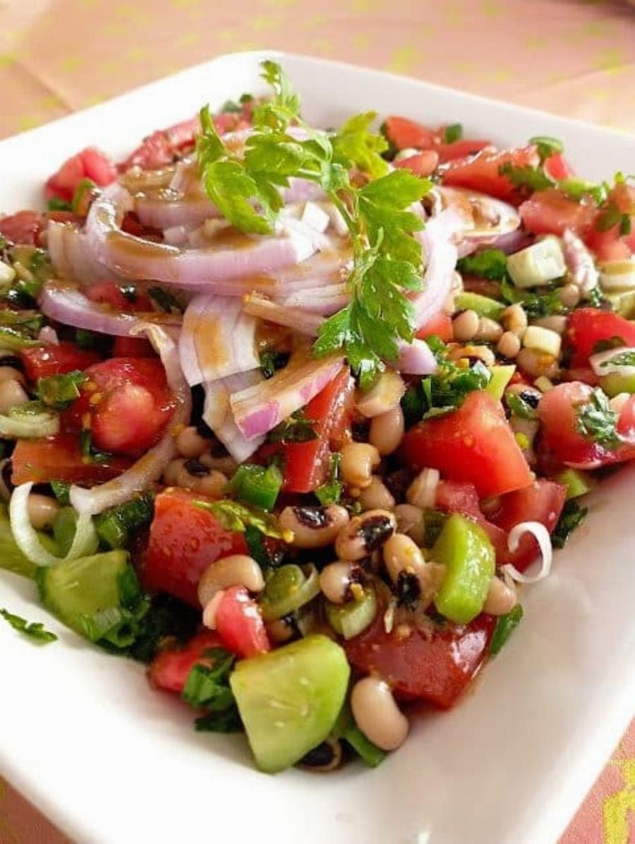 Νηστίσιμη σαλάτα με μαυρομάτικα και λαχανικά – Δροσερή, χορταστική και εύκολη