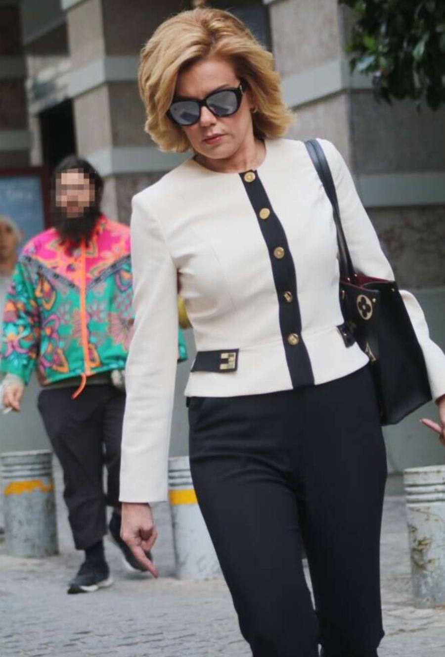 Εμφάνιση χιλιάδων Eupώ από την κορφή ως τα νύχια: Η Ευγενία Μανωλίδου βγήκε στο κέντρο της Αθήνας σαν γαλαζοαίματη