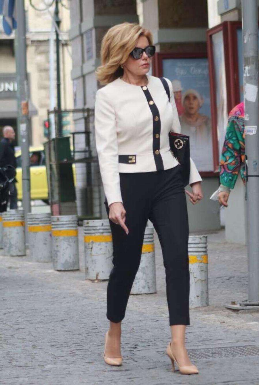 Εμφάνιση χιλιάδων Eupώ από την κορφή ως τα νύχια: Η Ευγενία Μανωλίδου βγήκε στο κέντρο της Αθήνας σαν γαλαζοαίματη