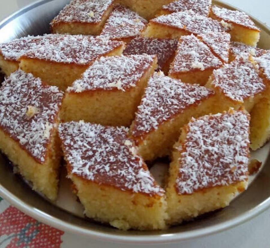 Σιροπιαστό γλυκό με ινδοκάρυδο: Εύκολη και αφράτη συνταγή ταψιού