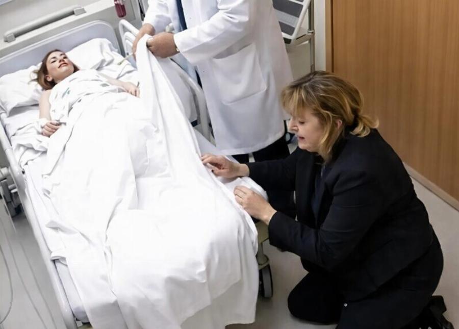 Στις τρεις τα ξημερώματα η κόρη μου με κάλεσε και με παρακάλεσε να έρθω αμέσως, αλλά όταν έφτασα στο νοσοκομείο, ο γιατρός είχε ήδη σκεπάσει το σώμα της με ένα σεντόνι και μου εξέφρασε σιγανά τα συλλυπητήριά του