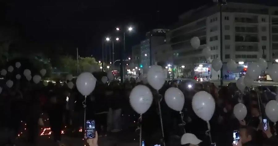 Τέμπη: 57 μπαλόνια στον ουρανό της Αθήνας ακριβώς στις 23:18 – Συμπληρώθηκαν 2 χρόνια από τη μοιραία σύγκρουση