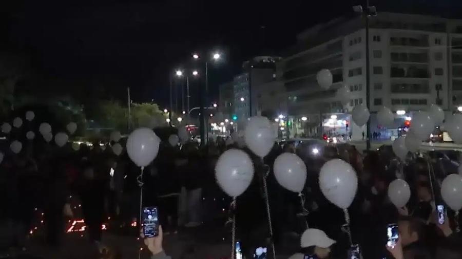 Τέμπη: 57 μπαλόνια στον ουρανό της Αθήνας ακριβώς στις 23:18 – Συμπληρώθηκαν 2 χρόνια από τη μοιραία σύγκρουση