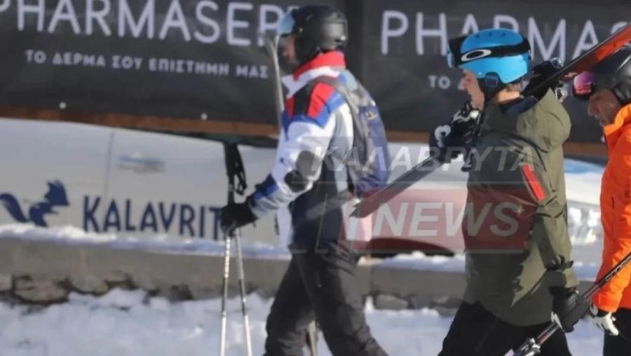 Κυριάκος Μητσοτάκης: Με τα χιονοπέδιλα στον ώμο πήγε στα Καλάβρυτα για σκι