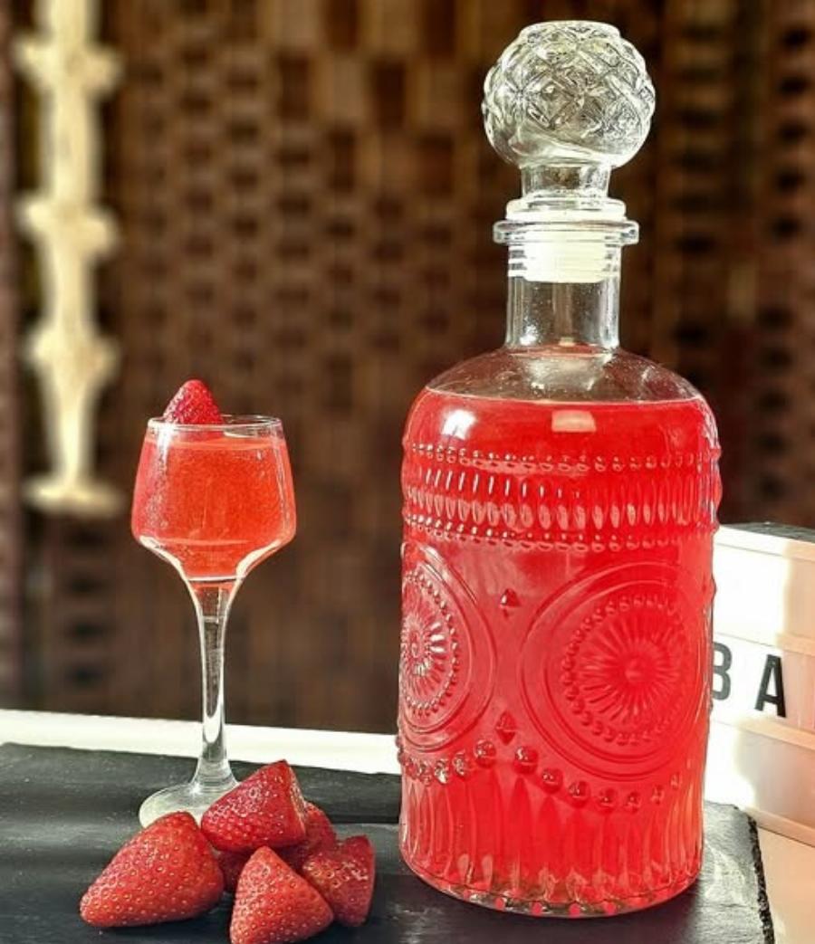 Λικέρ Φράουλας με 3 Υλικά – Έτοιμο σε 5 μέρες!