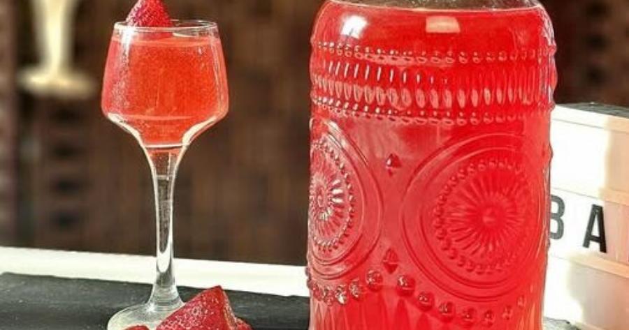 Λικέρ Φράουλας με 3 Υλικά – Έτοιμο σε 5 μέρες!