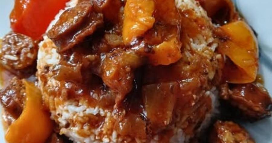 Σπετζοφάι με λουκάνικα και πράσο – Η συνταγή που βγάζει τέλεια σάλτσα