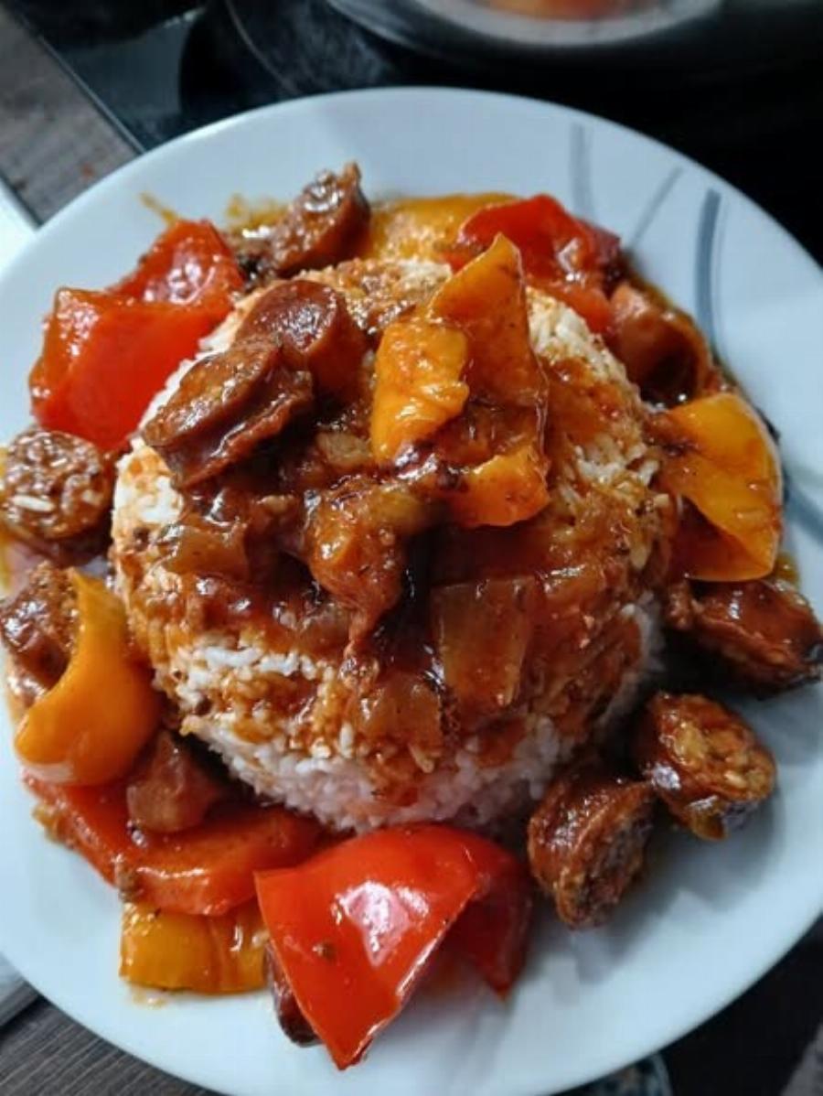 Σπετζοφάι με λουκάνικα και πράσο – Η συνταγή που βγάζει τέλεια σάλτσα