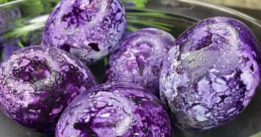 Πασχαλινά αυγά με φυσικά χρώματα και “γαλαξιακό” σχέδιο – Εύκολη και εντυπωσιακή τεχνική