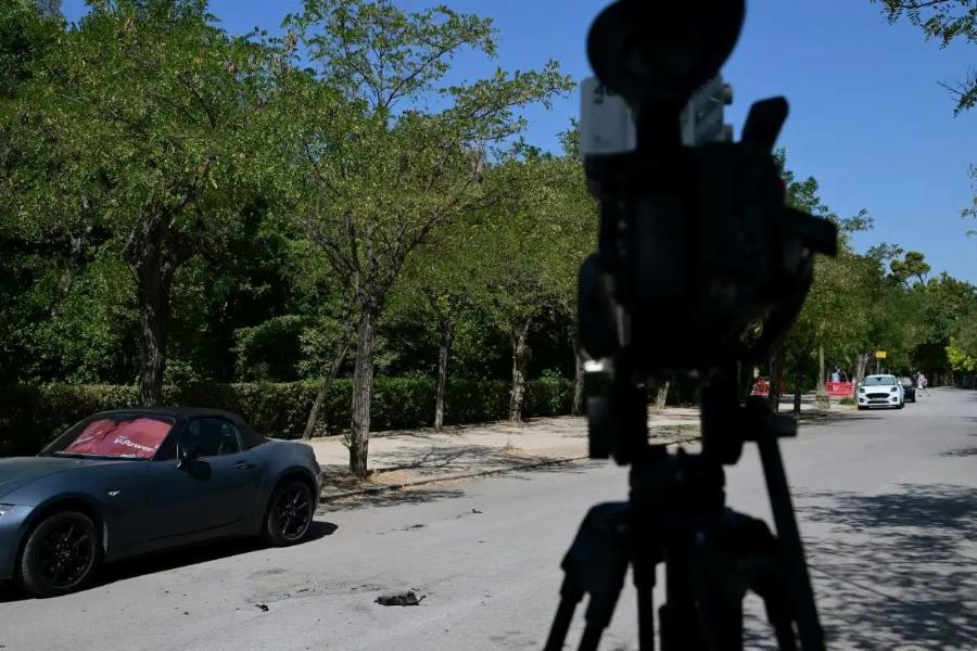 Auτoπupπoλnθnκε γυναίκα έξω από την Αίγλη Ζαππείου – Tην έσωσαν Εύζωνες