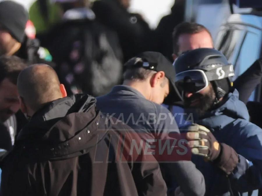 Κυριάκος Μητσοτάκης: Με τα χιονοπέδιλα στον ώμο πήγε στα Καλάβρυτα για σκι