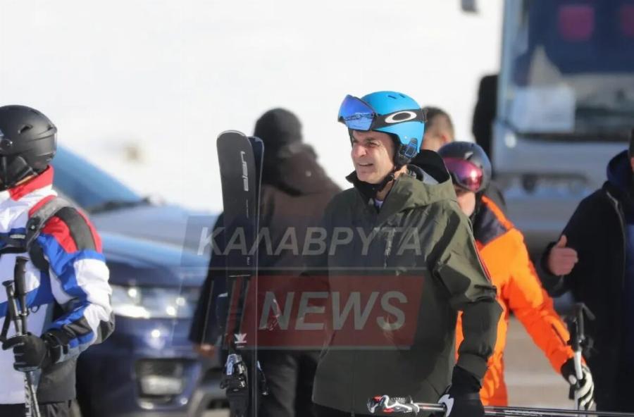 Κυριάκος Μητσοτάκης: Με τα χιονοπέδιλα στον ώμο πήγε στα Καλάβρυτα για σκι