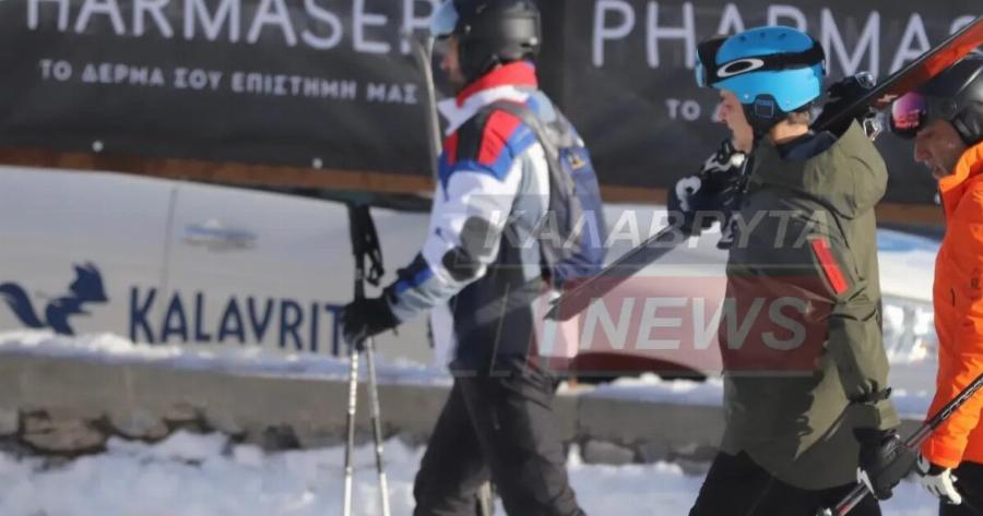 Κυριάκος Μητσοτάκης: Με τα χιονοπέδιλα στον ώμο πήγε στα Καλάβρυτα για σκι