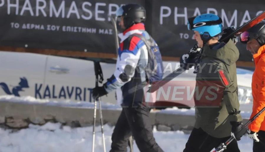 Κυριάκος Μητσοτάκης: Με τα χιονοπέδιλα στον ώμο πήγε στα Καλάβρυτα για σκι
