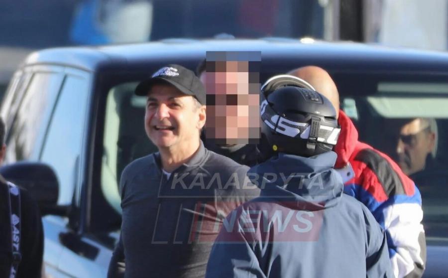 Κυριάκος Μητσοτάκης: Με τα χιονοπέδιλα στον ώμο πήγε στα Καλάβρυτα για σκι