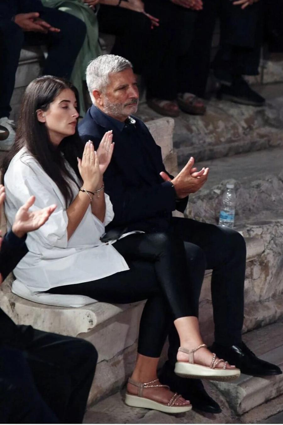 Ανακοινώθηκε ο γάμος της χρονιάς: Παντρεύεται στα 63 του πασίγνωστος Έλληνας με την 33χρονη σύντροφό του