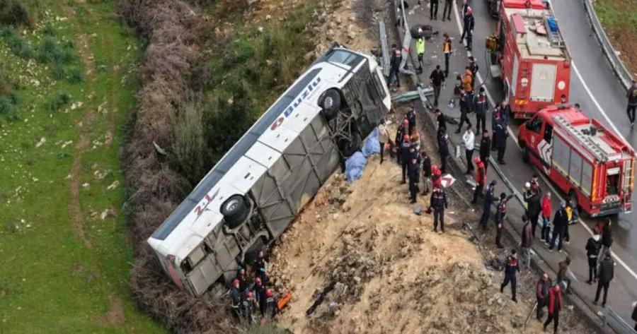 Θανατηφόρο τροχαίο με ανατροπή λεωφορείου – 8 νεκροί και 26 τραυματίες