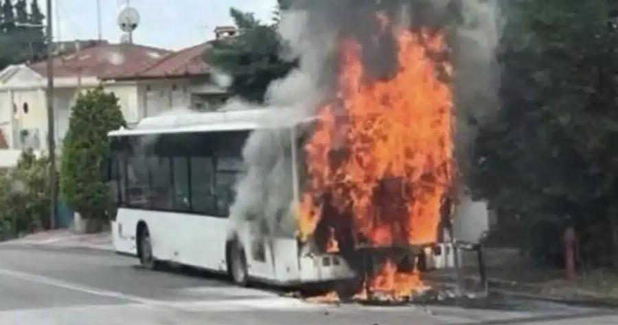 Λεωφορείο του ΚΤΕΛ πήρε φωτιά εν κινήσει – Πρόλαβαν να βγουν οι επιβάτες