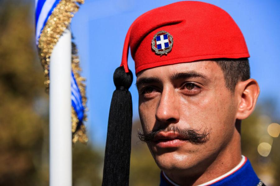 28η Οκτωβρίου: Δάκρυσε εύζωνας την ώρα της παρέλασης στη Θεσσαλονίκη (Στο 1ο σχόλιο)