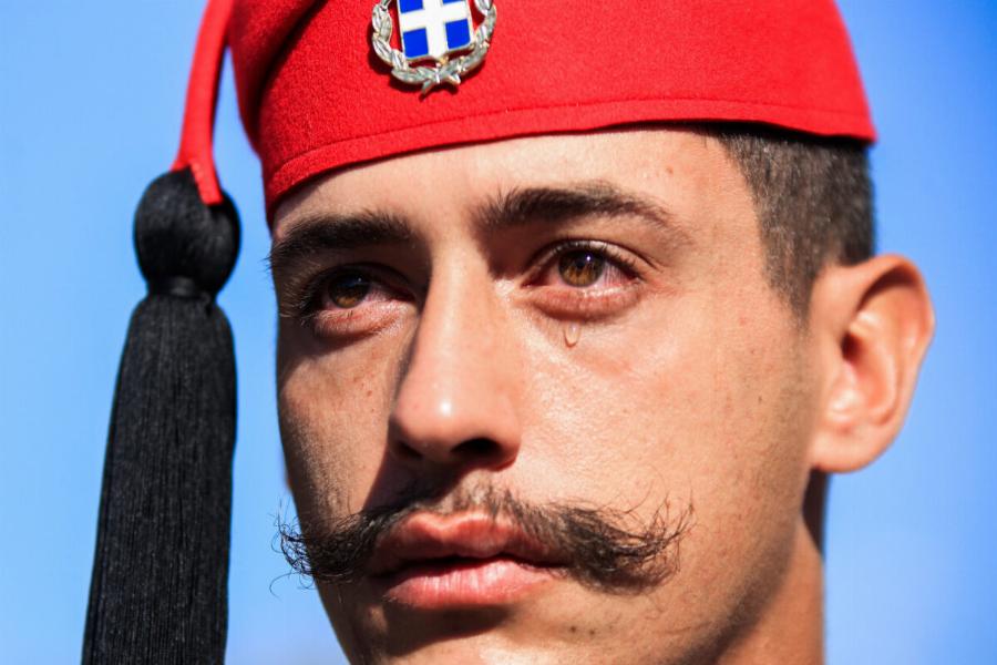 28η Οκτωβρίου: Δάκρυσε εύζωνας την ώρα της παρέλασης στη Θεσσαλονίκη (Στο 1ο σχόλιο)