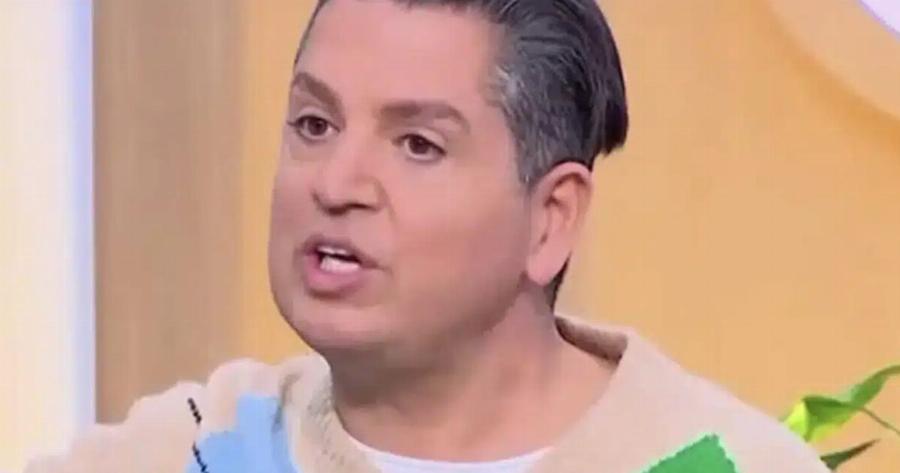 Γιάννης Πουλόπουλος: «Ο ιερέας απαίτησε να ξεβάψουν τα νύχια της μητέρας μου στην κηδεία του αδερφού μου»