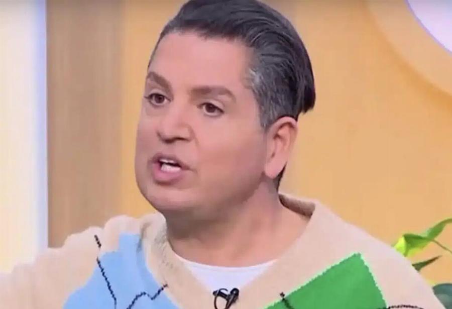 Γιάννης Πουλόπουλος: «Ο ιερέας απαίτησε να ξεβάψουν τα νύχια της μητέρας μου στην κηδεία του αδερφού μου»