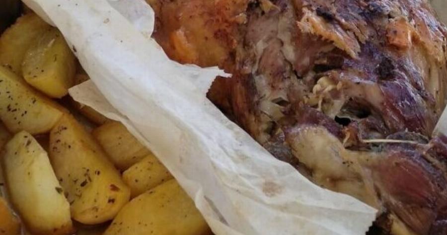 Αρνάκι γιουλμπασι που λιώνει στο στόμα – τραγανή πετσούλα και ζουμερό μέσα!