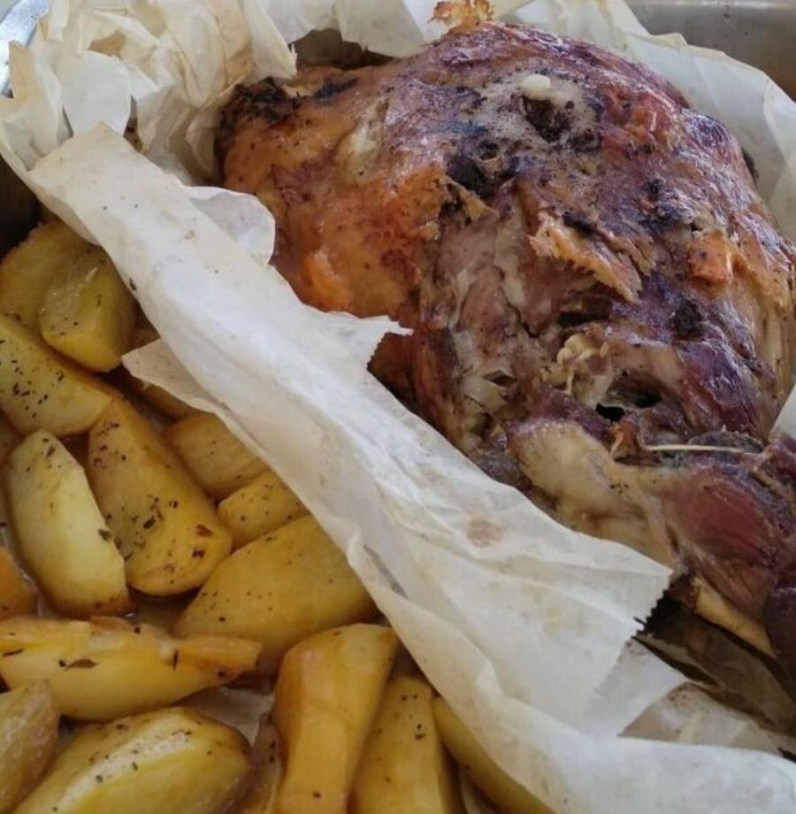 Αρνάκι γιουλμπασι που λιώνει στο στόμα – τραγανή πετσούλα και ζουμερό μέσα!