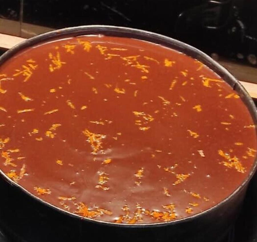 Η πιο εύκολη νηστίσιμη σοκολατόπιτα που γίνεται αφράτη και ζουμερή