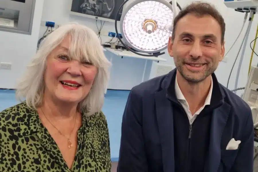 Ποιος είναι ο Έλληνας νευροχειρουργός, Αναστάσιος Γιαμουριάδης, που αφαιρεί μέσω των φρυδιών μεγάλους όγκους εγκεφάλου