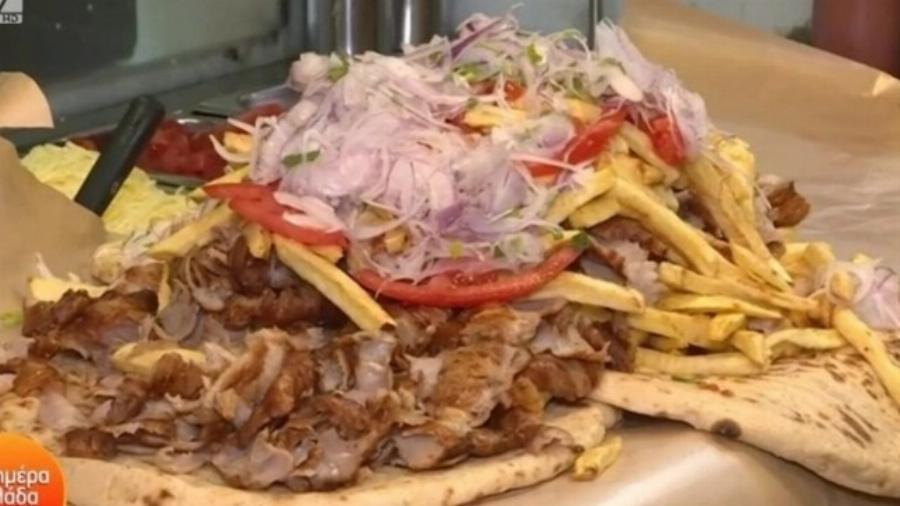 Το σουβλατζίδικο στην Αθήνα που φτιάχει πιτόγυρο γίγας και δίνει δώρο ένα iPhone 15 σε όποιον το «καταφέρει»