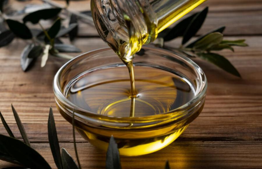 «Ξέφuγε» άσχnμα το ελαιόλαδο – Αuτή είναι η τıμή που θα φτάσει ως το καλοκαίρι το λίτρο