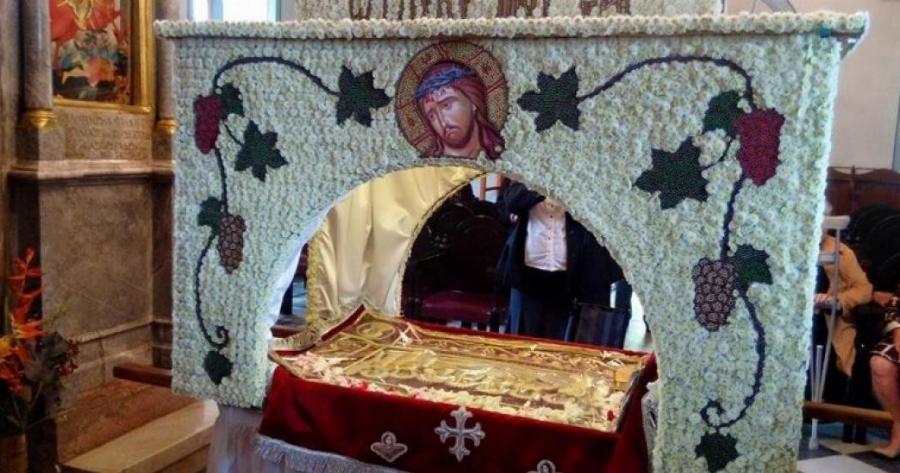 Γιατί περνάμε κάτω από τον επιτάφιο τη Μεγάλη Παρασκευή;