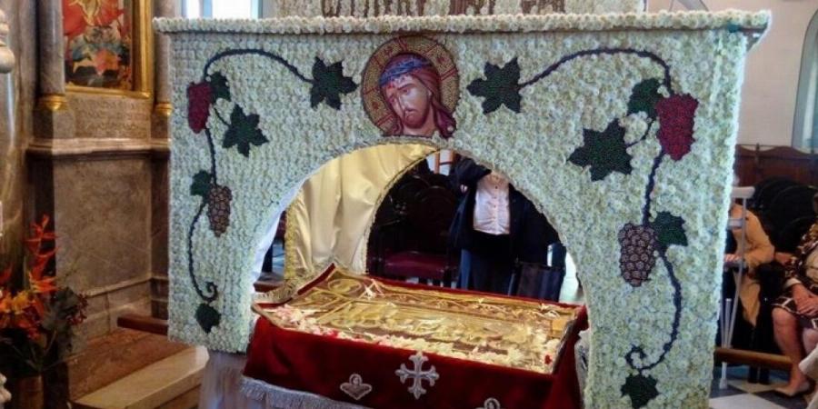 Γιατί περνάμε κάτω από τον επιτάφιο τη Μεγάλη Παρασκευή;