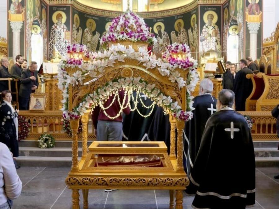 Γιατί περνάμε κάτω από τον επιτάφιο τη Μεγάλη Παρασκευή;