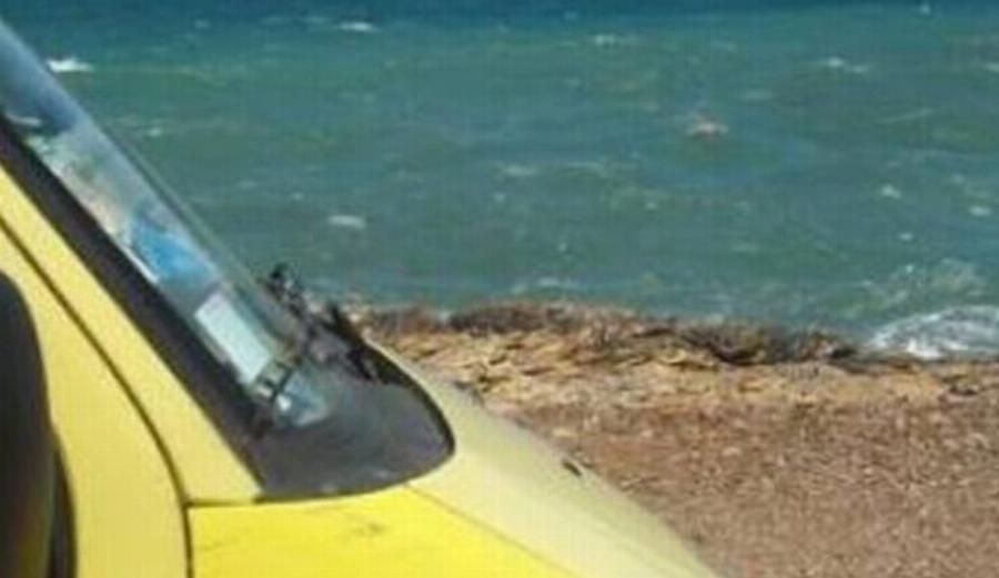 Γυναίκα μπήκε στη θάλασσα να κάνει μπάνιo και την τσiμπησε φίδι σε αυτή την παραλία