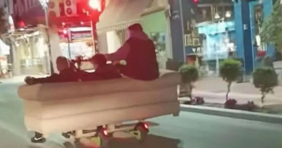 Χαμός σε ελληνική πόλη: Νεαροί έβαλαν καναπέ πάνω σε πατίνια κι έκοβαν βόλτες στο κέντρο της πόλης