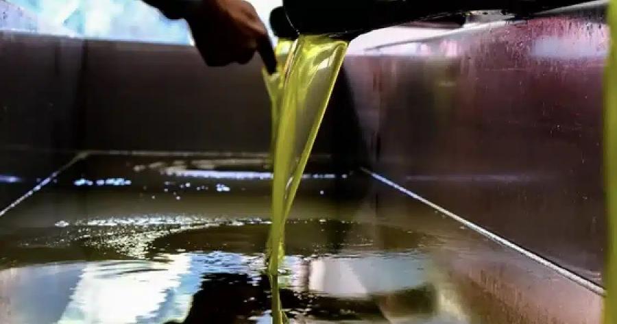 Στοπ από την κυβέρνηση στο χύμα λάδι από το χωριό: Το πρόστιμο και μέχρι πόσα λίτρα θα επιτρέπεται