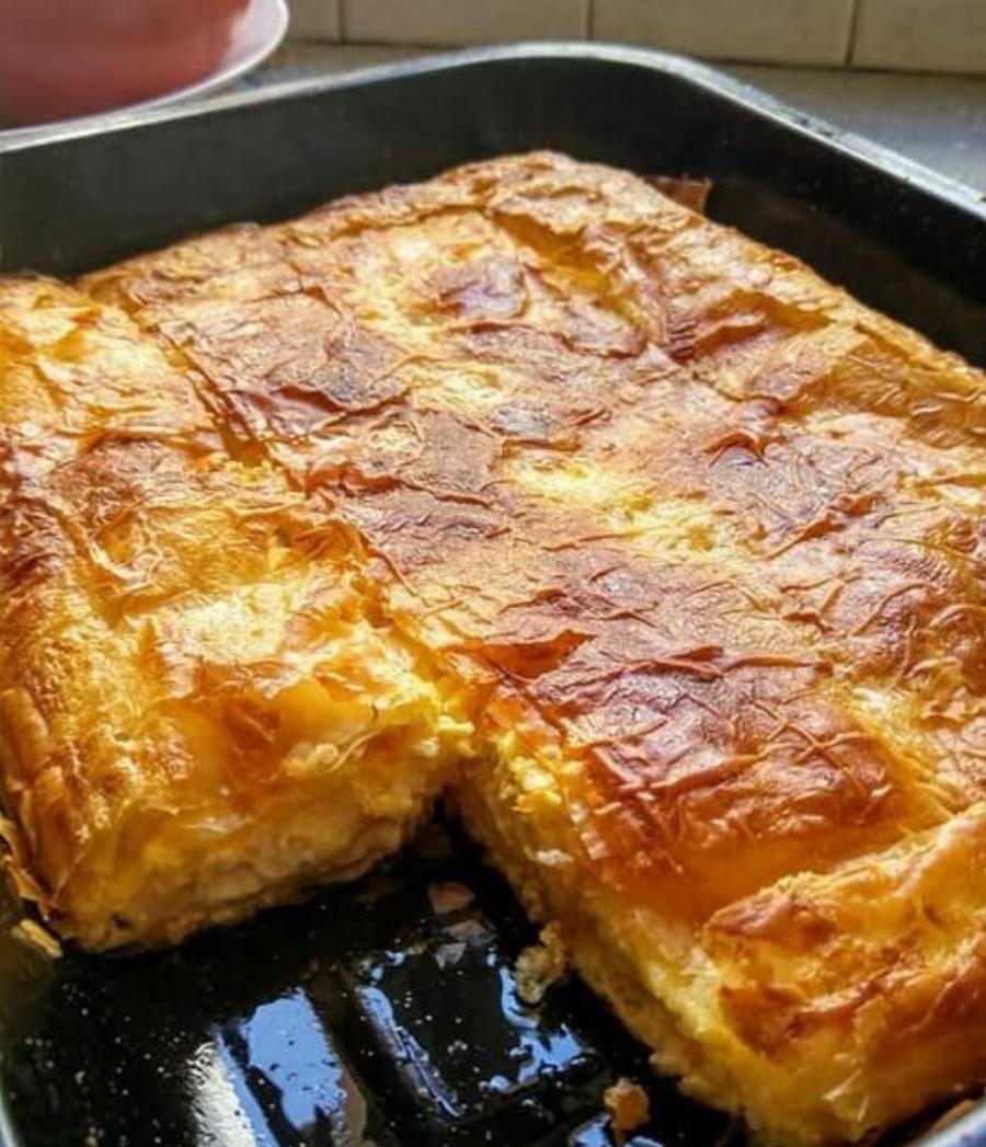 Η πιο τραγανή τυρόπιτα ταψιού που θα φτιάξεις – Κάνει «κρατς κρουτς» σε κάθε μπουκιά!