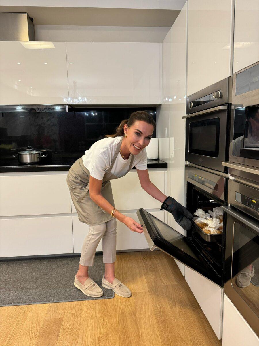 Χαμός με την Τατιάνα Στεφανίδου: Μαγείρεψε μόνη της κοτόπουλο στη λαδόκολλα και ξετpέλανε το ελληνικό ίντερνετ