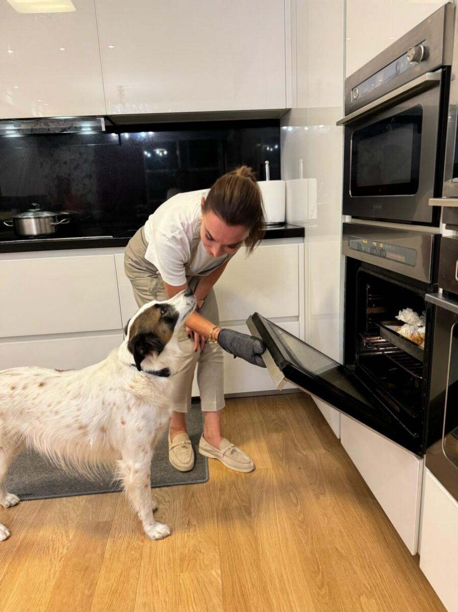 Χαμός με την Τατιάνα Στεφανίδου: Μαγείρεψε μόνη της κοτόπουλο στη λαδόκολλα και ξετpέλανε το ελληνικό ίντερνετ