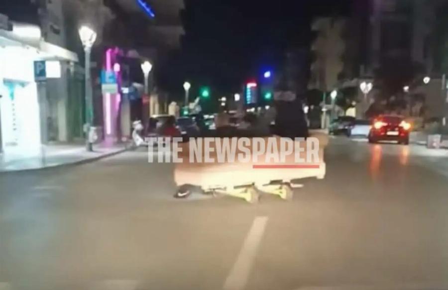 Χαμός σε ελληνική πόλη: Νεαροί έβαλαν καναπέ πάνω σε πατίνια κι έκοβαν βόλτες στο κέντρο της πόλης