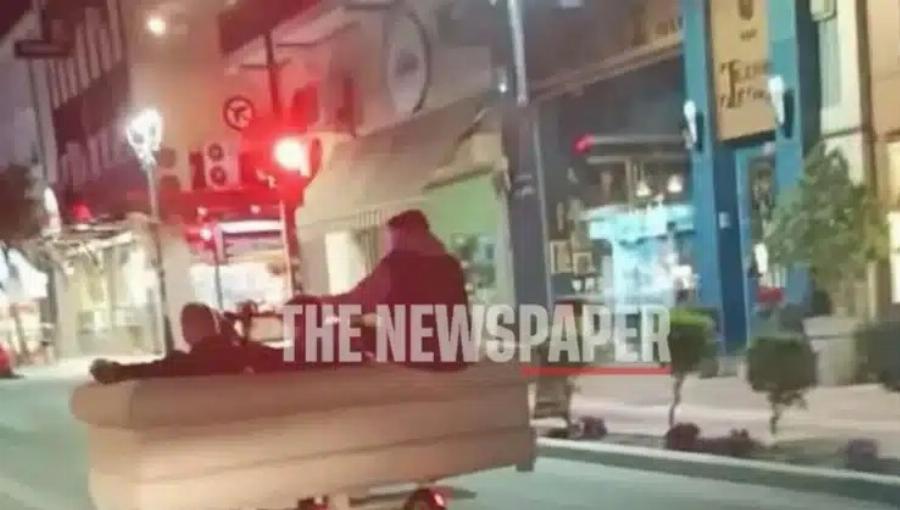 Χαμός σε ελληνική πόλη: Νεαροί έβαλαν καναπέ πάνω σε πατίνια κι έκοβαν βόλτες στο κέντρο της πόλης