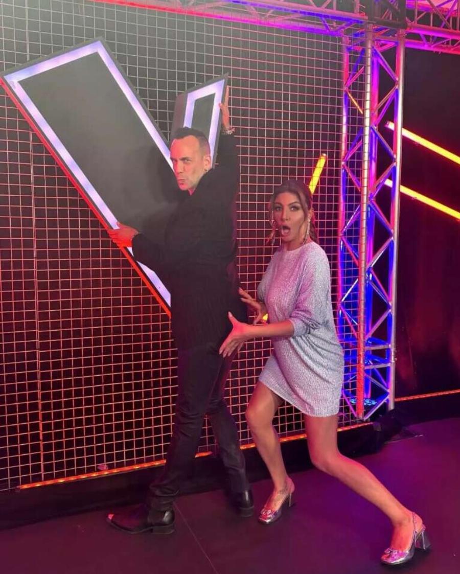 Ήρθε το… παιδί στην ζωή της: Ευλογία για την Έλενα Παπαρίζου στα 42 – Η αποκάλυψη στον αέρα του The Voice και τα φιλιά με τον Μουζουράκη