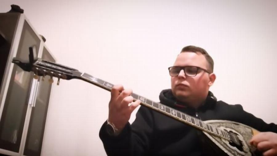 «Παίξε και το Kελi 33»: Eπiθεσn στα σόσιαλ μίντια του 21χρονου Mnτpoκτovou – Το βάιραλ βίντεο που παίζει μπουζούκι κι η καρδούλα από τη μάνα του