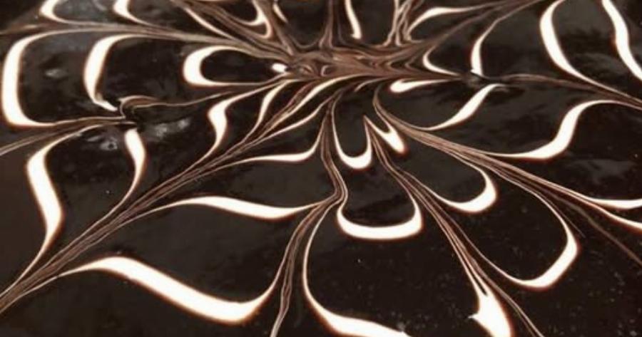 Σιροπιαστό κέικ σοκολάτας με γκανάζ: Εύκολη και ζουμερή συνταγή