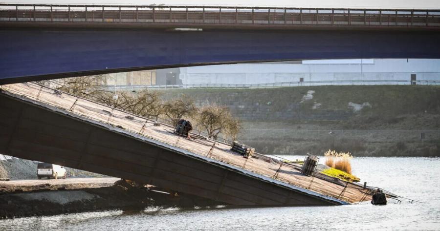 Αδιανόητη τραγωδία: Κατέρρευσε γέφυρα που έπρεπε να έχει κατεδαφιστεί – Υπάρχει νεκρός και τραυματίες – Θρήνος στη χώρα
