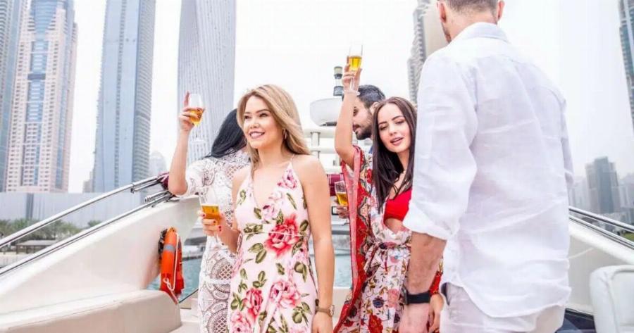 Στα άδυτα των ακόλαστων porta potty πάρτι στο Ντουμπάι – Τι λέει Ελληνίδα επιχειρηματίας