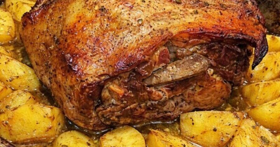 Χοιρινό μπούτι στη γάστρα: Το μυστικό για πατάτες που μελώνουν